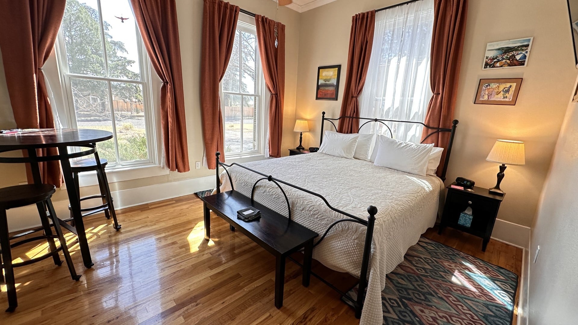 Eagle Peak room with windows, king bed, table, hardwood floors